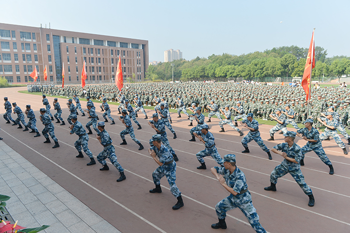 学校举行2019级新生开学典礼暨军训动员大会-信阳学院宣传部